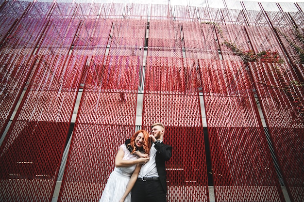 Kostenloses Foto hochzeitspaar auf einem spaziergang in der stadt