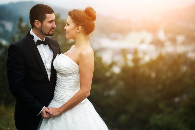 Hochzeitspaar in der Natur, die Stadt entfernt