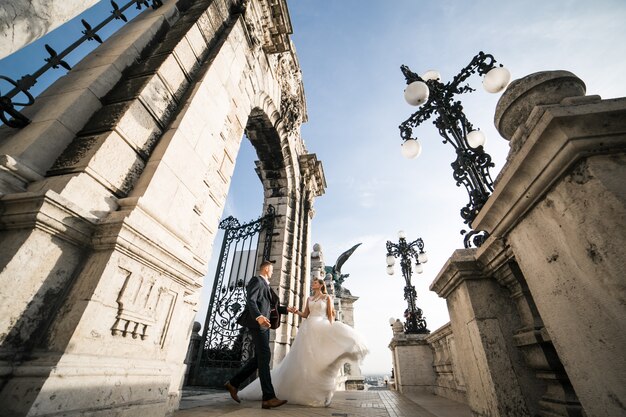 Hochzeitspaare an ihrem Hochzeitstag in Budapest