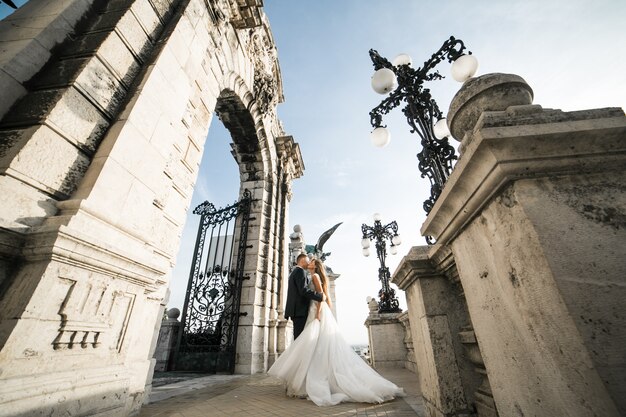 Hochzeitspaare an ihrem Hochzeitstag in Budapest