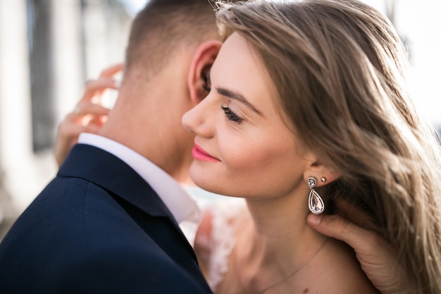 Hochzeitspaare an ihrem Hochzeitstag in Budapest