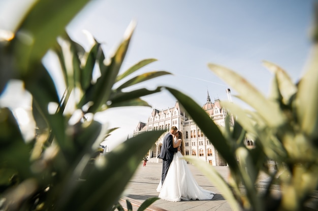 Hochzeitspaare an ihrem Hochzeitstag in Budapest