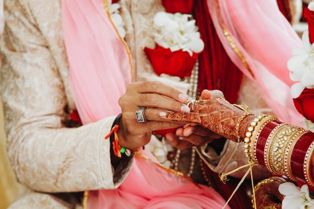 Hochzeitsritual des Setzens des Ringes auf den Finger in Indien