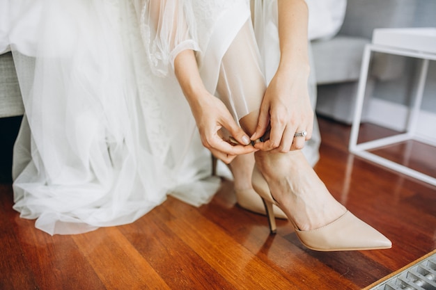 Kostenloses Foto hochzeitsschuhe auf einer braut an ihrem hochzeitstag