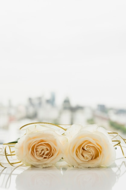 Hochzeitsstillleben mit Rosen