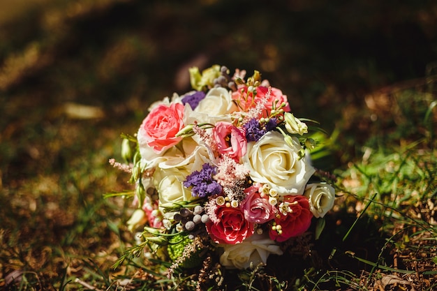 Hochzeitsstrauß aus weißen und rosa Rosen