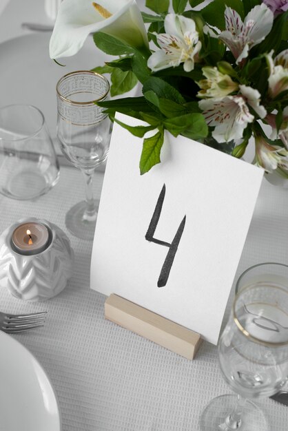Hochzeitstafelarrangement mit Blumen im hohen Winkel