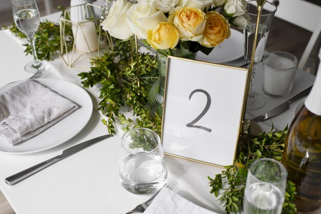 Hochzeitstafelarrangement mit Blumen im hohen Winkel