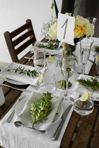 Hochzeitstafelarrangement mit Blumen im hohen Winkel