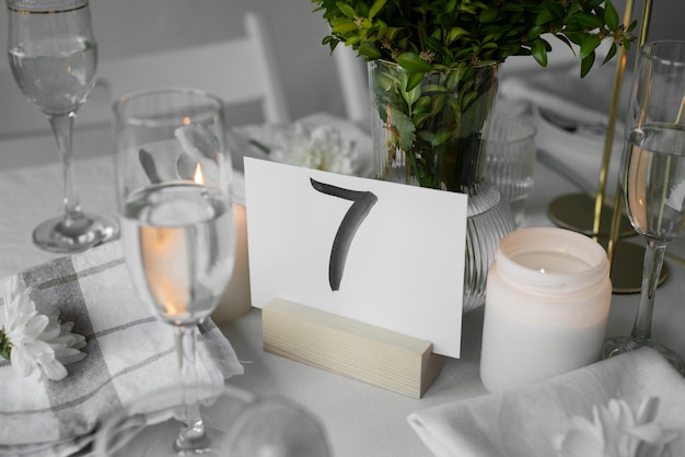 Hochzeitstafelarrangement mit Pflanzen