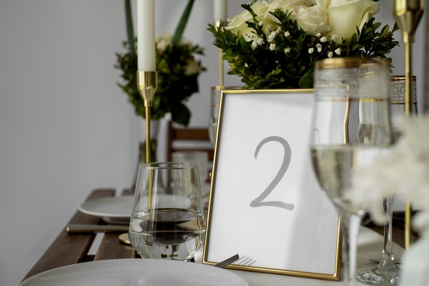 Hochzeitstischnummer und Blumenarrangement