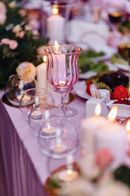 Hochzeitszeremoniedekoration, Stühle, Bögen, Blumen und verschiedenes Dekor