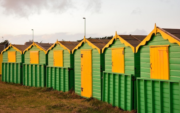Hölzerne grüne und gelbe Hütten in der ländlichen Gegend