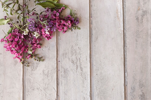 Hölzerne Oberfläche mit Blumenschmuck