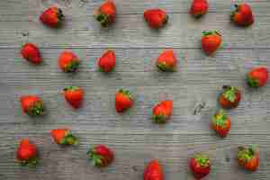 Kostenloses Foto hölzerne oberfläche mit erdbeeren