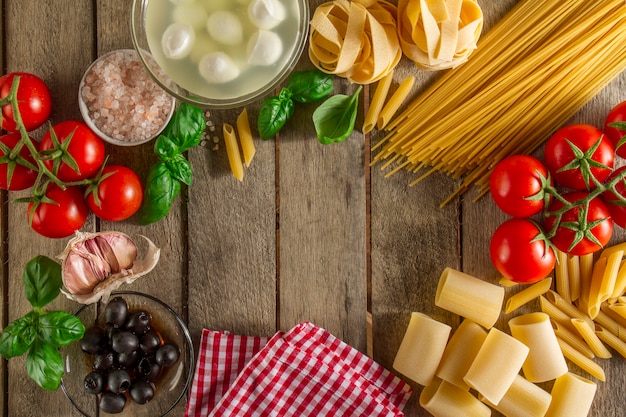 Kostenloses Foto hölzerne oberfläche mit frischen produkten