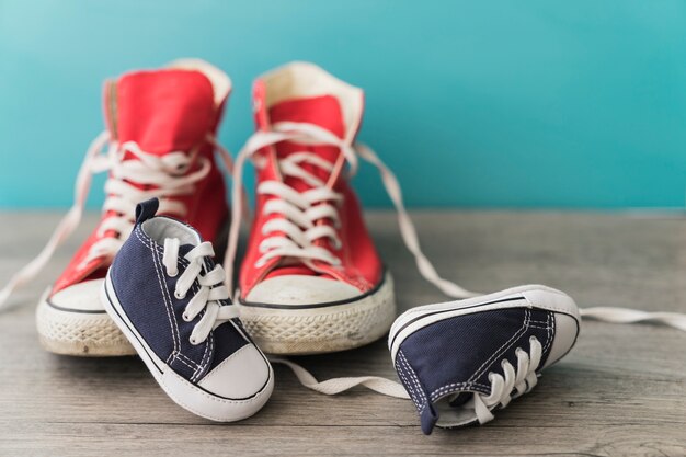 Hölzerne Oberfläche mit roten und blauen Schuhen