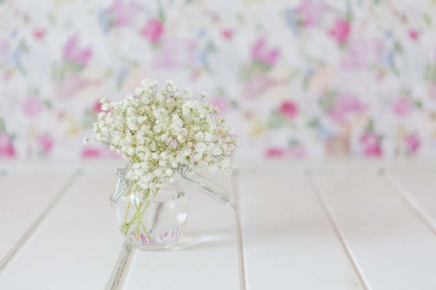 Kostenloses Foto hölzerne oberfläche mit vase und unscharfen hintergrund