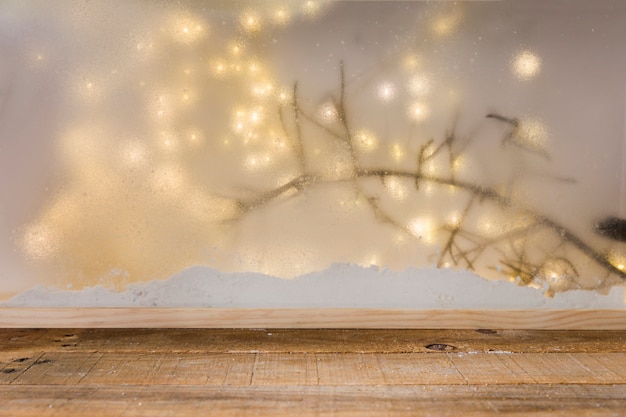 Kostenloses Foto hölzerne tabelle nahe bank des schnees, des betriebszweigs und der feenhaften lichter