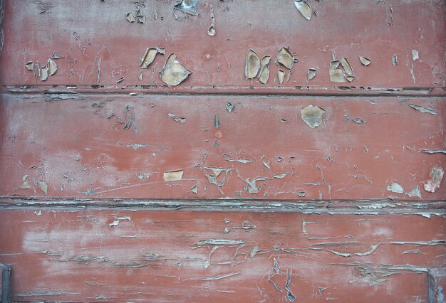 Hölzerne Wand mit roter Farbe