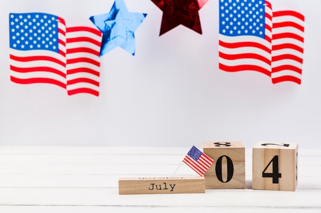 Hölzerne Würfel mit Datum des Unabhängigkeitstags von Amerika