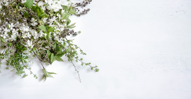 hölzerner heller Hintergrund mit schönen Frühlingsblüten.