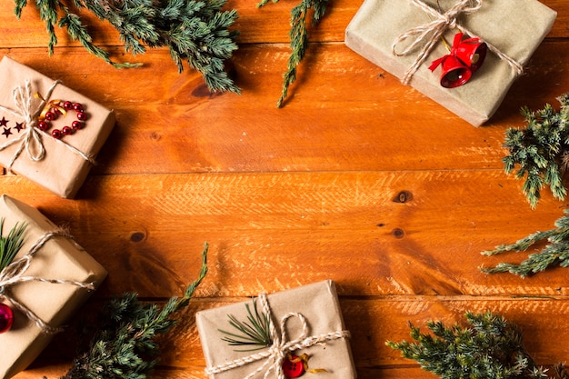 Hölzerner Hintergrund der flachen Lage mit eingewickelten Geschenken