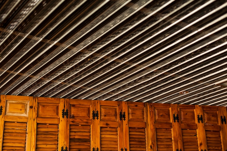 Kostenlose Foto hölzerner schrank mit blättern an der decke