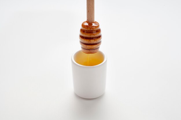 Hölzerner Stock der Nahaufnahme gefüllt mit Honig