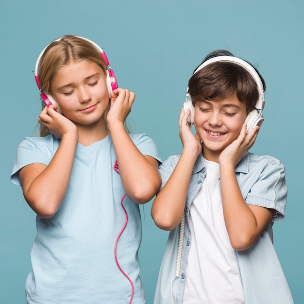 Hörende Musik der jungen Geschwister des smiley