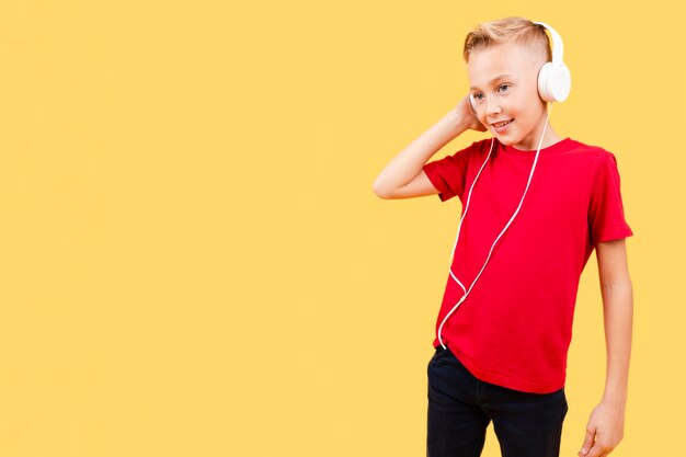 Hörende Musik des jungen Jungen des niedrigen Winkels