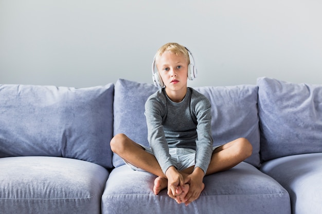 Hörende Musik des kleinen Jungen zu Hause