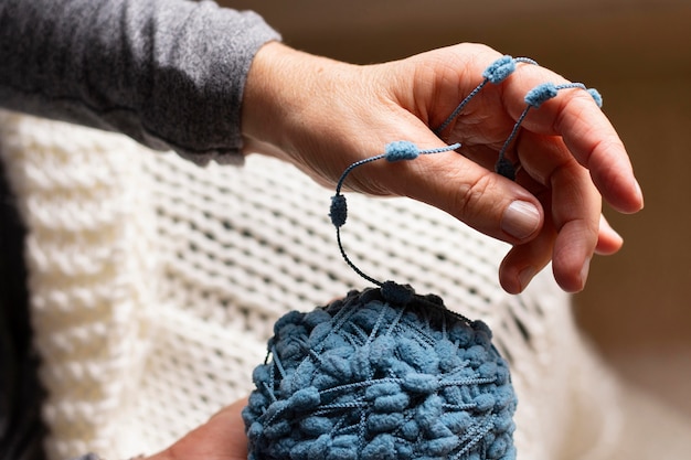 Hohe Ansicht blauer Fadenballen