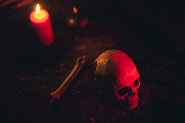 Hohe Ansicht der Hexereianordnung mit Kerzen und dem Schädel