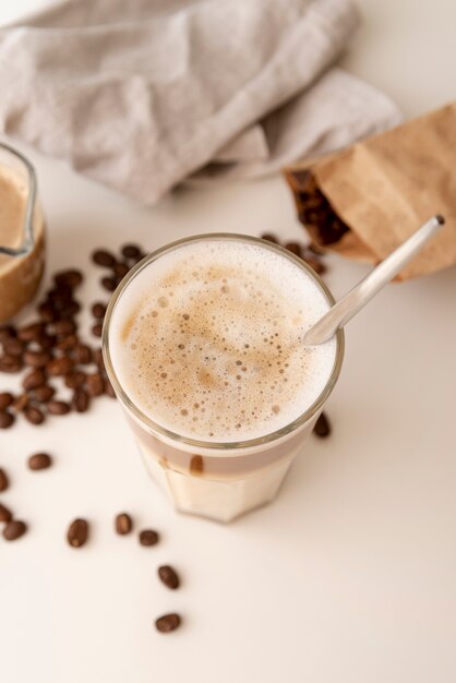 Hohe Ansicht des Kaffeeglases und der Milch