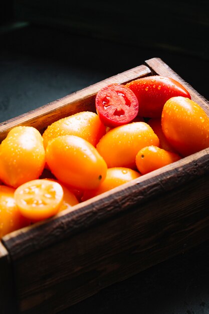 Hohe Ansicht des Korbes voll der Tomaten