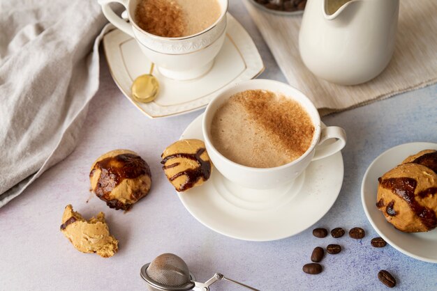 Hohe Ansicht des Tasse Kaffees und der Bonbons