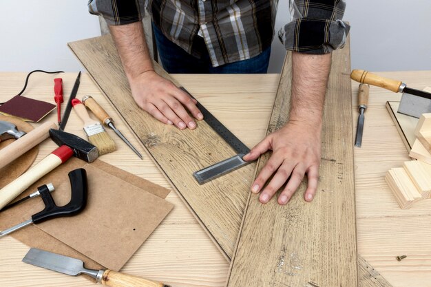 Hohe Ansicht, die Holzplanken-Tischlerwerkstattkonzept hält