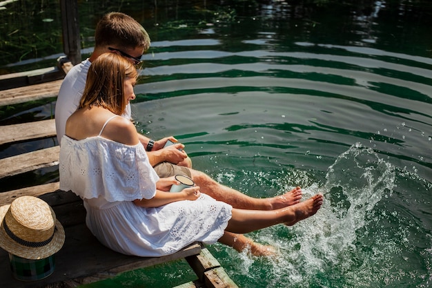 Kostenloses Foto hohe ansicht schoss vom umarmen der paare, die im wasser spielen