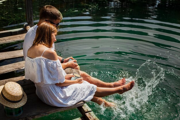 Hohe Ansicht schoss vom Umarmen der Paare, die im Wasser spielen