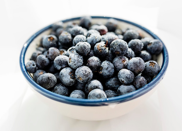 Hohe Ansicht Schüssel der gesunden Blaubeeren