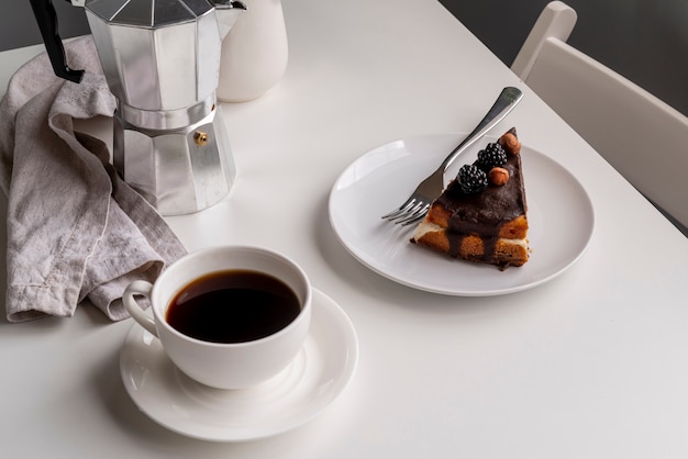 Hohe Ansicht Stück Kuchen mit Kaffee