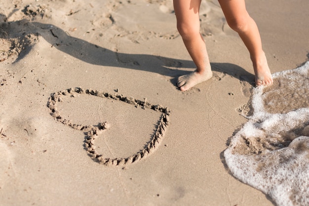 Kostenloses Foto hohe ansichtherzform gezeichnet in sand