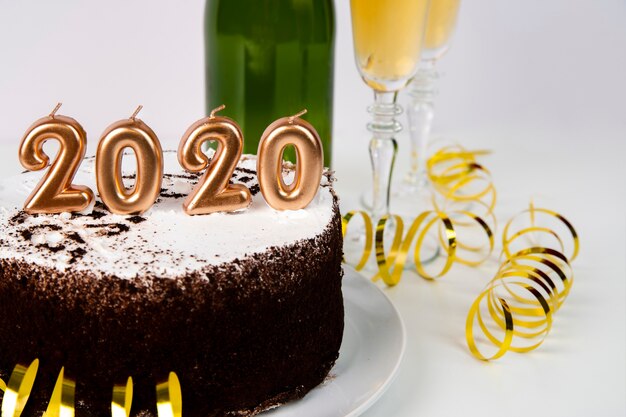 Hohe Ansichtkuchen und Getränk 2020 Stellen des neuen Jahres