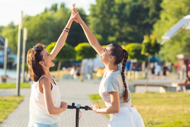 Hohe fiving Freunde der hinteren Ansicht auf Roller