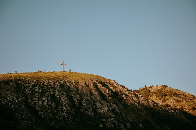 Hohe Kreuzstatue auf einem Hügel in Mostar, Bosnien und Herzegowina