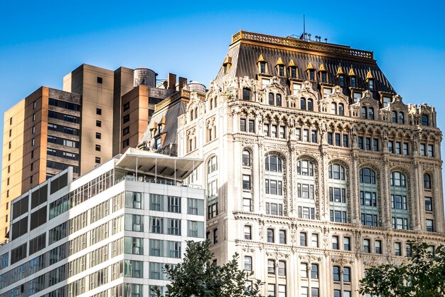Hohe, moderne und gealterte Gebäude in New York, USA