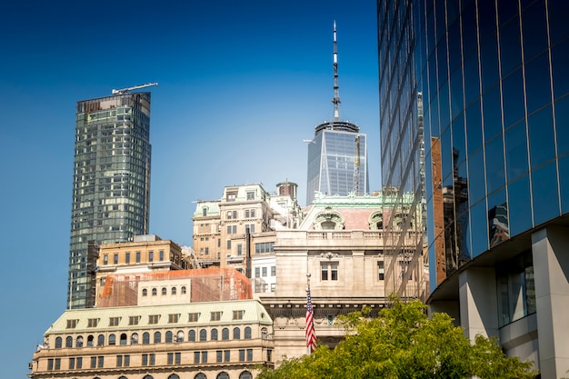 Hohe, moderne und gealterte Gebäude in New York, USA