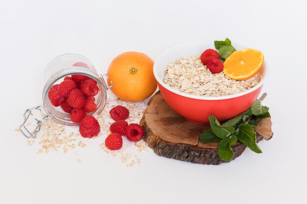 Hohe Sicht frische Himbeeren und Müsli