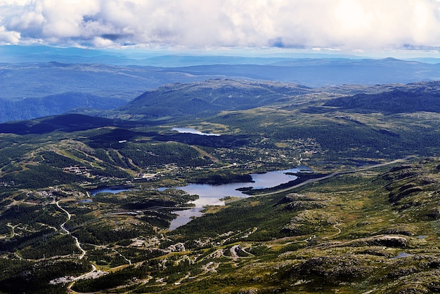 Hohe Winkelansicht einer schönen Landschaft in Tuddal Gaustatoppen, Norwegen